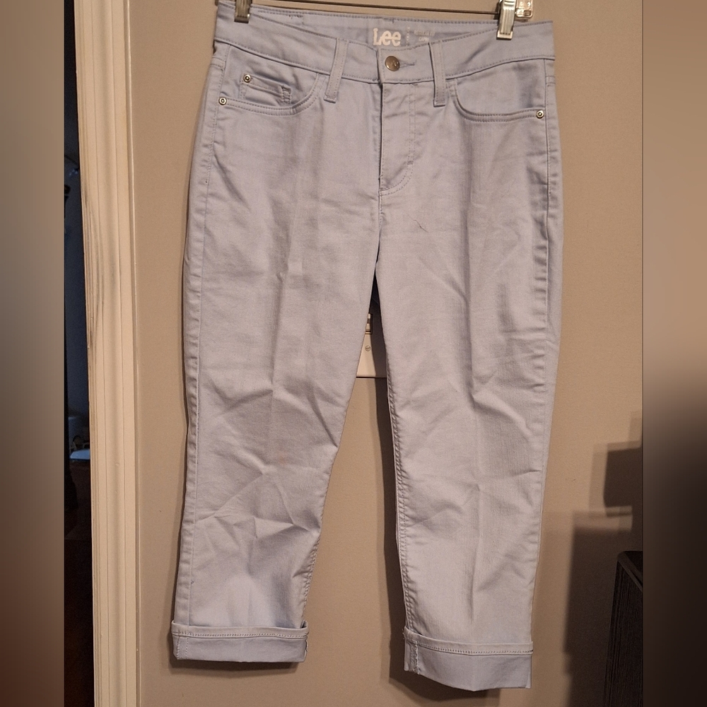 Lee Women's Regular Fit Mid Rise Soft Pastel Blue Denim Capri Jeans